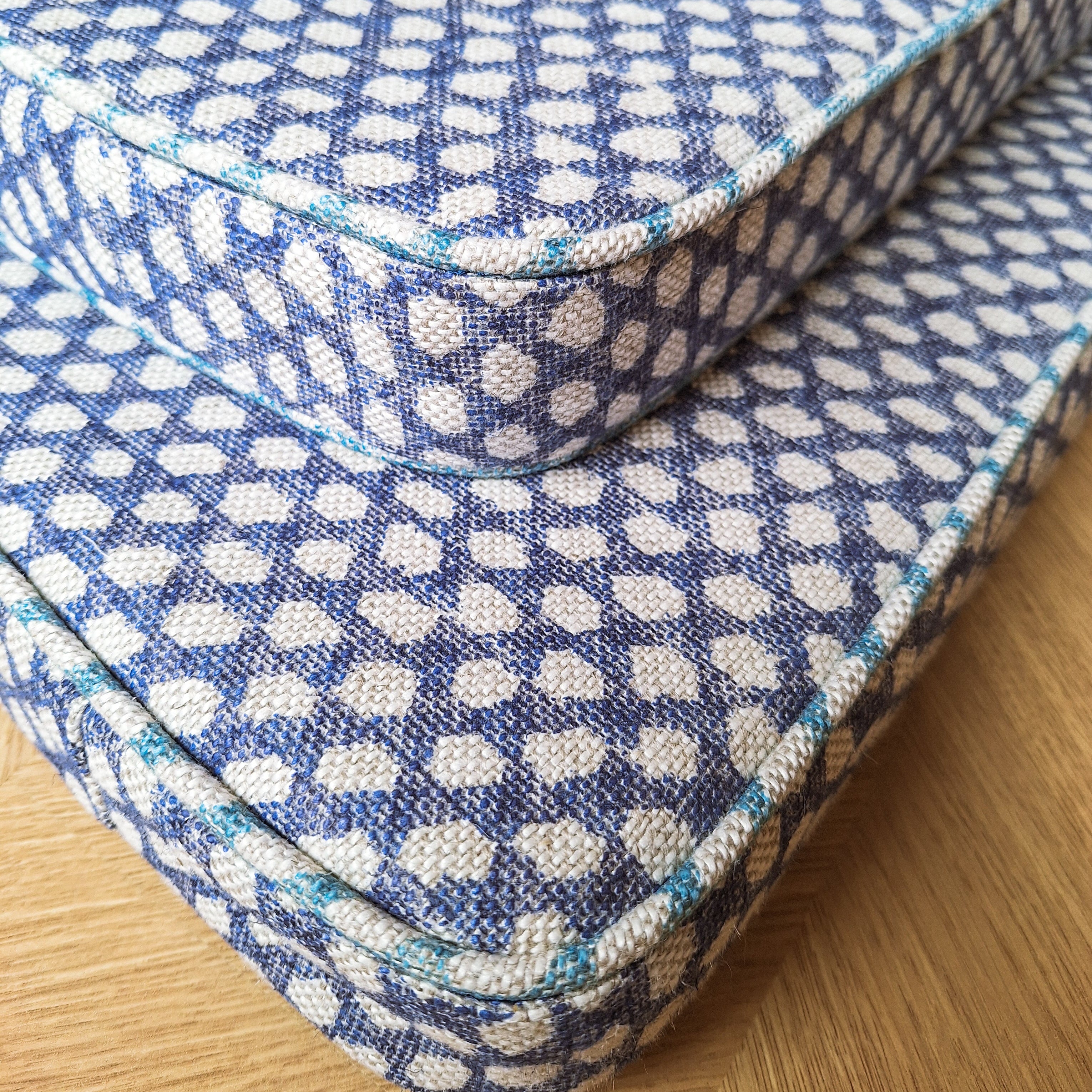 Cushion made with fermoie spotted linen fabric